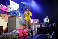 小川先生がいない隙にかくれんぼに興じるメンバー。（撮影：笹森健一）