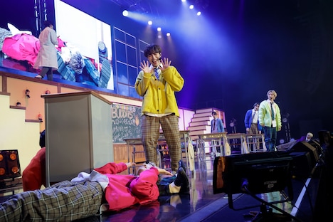 小川先生がいない隙にかくれんぼに興じるメンバー。（撮影：笹森健一）