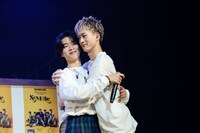 アンコールで抱き合う（左から）SHOOT、MORRIE兄弟。（撮影：笹森健一）