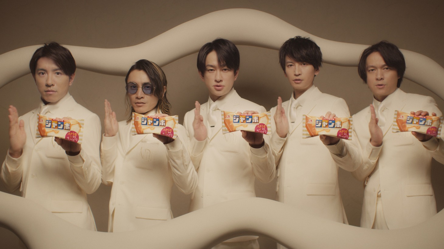 森永製菓「バニラモナカジャンボ」の新テレビCM「バニラの世界」編より。
