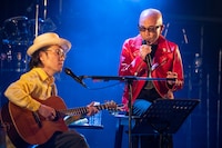 ハナレグミと竹中直人。（撮影：石橋俊治）