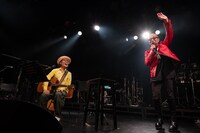 ハナレグミと竹中直人。（撮影：石橋俊治）