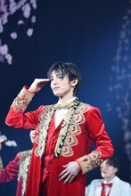 手話の振付を披露する目黒蓮。