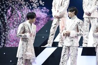 宮舘涼太にクッションの有無を確認するラウール。