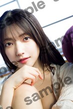 大園玲「櫻坂46 大園玲 1st写真集 半分光、半分影」封入特典ポストカード（撮影：Takeo Dec.）