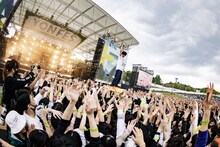 観客の上に立つキュウソネコカミのヤマサキセイヤ（Vo, G）。