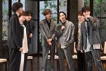 カラオケチャレンジで真剣な話し合いを繰り広げるEBiDANメンバー。