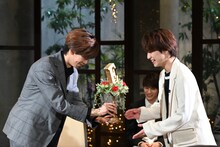 リョウガ（超特急）からトロフィーを授与された田中雅功（さくらしめじ）。