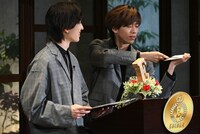 吉田仁人（M!LK）と、封筒を恐る恐る開けるリョウガ（超特急）。