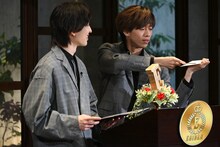 吉田仁人（M!LK）と、封筒を恐る恐る開けるリョウガ（超特急）。