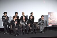 MUZEが集まった客席を見つめるMAZZEL。