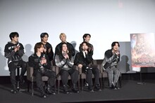 MUZEが集まった客席を見つめるMAZZEL。