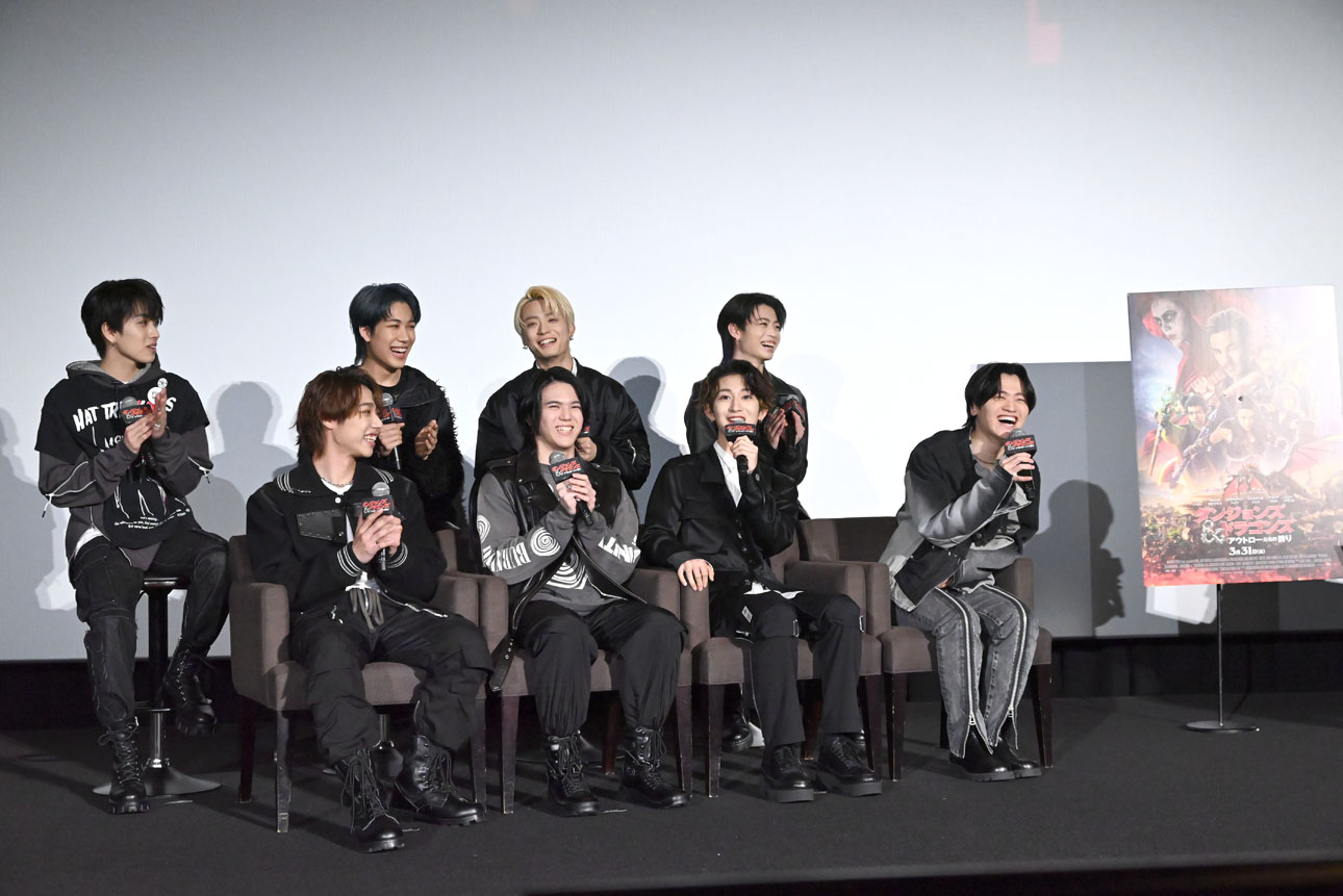 MUZEが集まった客席を見つめるMAZZEL。