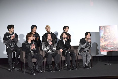 MUZEが集まった客席を見つめるMAZZEL。