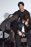 ウインクに照れるあまり崩れ落ちるEIKIと、EIKIの健闘を讃えるHAYATO。