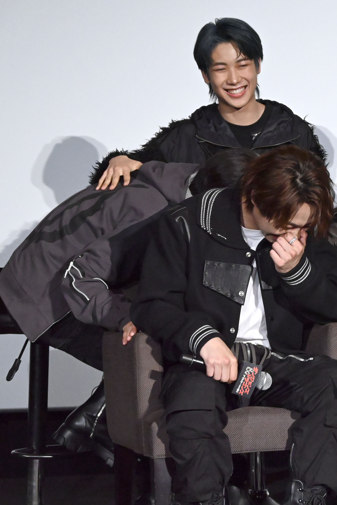 ウインクに照れるあまり崩れ落ちるEIKIと、EIKIの健闘を讃えるHAYATO。