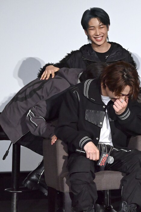 ウインクに照れるあまり崩れ落ちるEIKIと、EIKIの健闘を讃えるHAYATO。