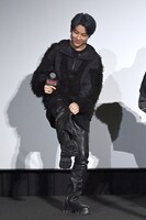 足の大きさをアピールするHAYATO。