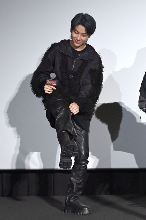 足の大きさをアピールするHAYATO。