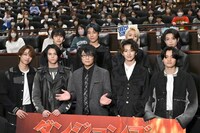 MAZZELと森川智之（下段中央）。