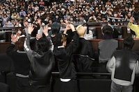 挨拶が終わったあとも、MUZEに手を振っていたMAZZEL。