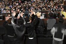 挨拶が終わったあとも、MUZEに手を振っていたMAZZEL。