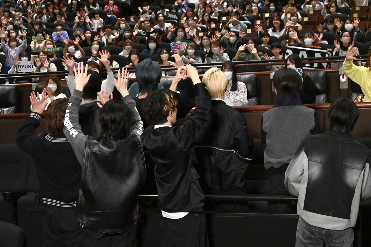 挨拶が終わったあとも、MUZEに手を振っていたMAZZEL。