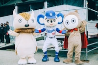 両脇が04 Limited Sazabysのキャラクター、中央がプロ野球球団・中日ドラゴンズのマスコットキャラクター・ドアラ。