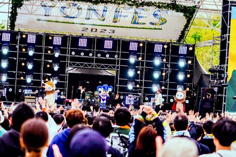 開幕宣言をする04 Limited Sazabys。