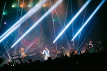 Mrs. GREEN APPLEのライブの様子。（Photo by Kana Tarumi）