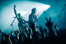 Mrs. GREEN APPLEのライブの様子。（Photo by Kana Tarumi）