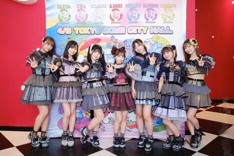 #ババババンビ。左から池田メルダ、宇咲、小鳥遊るい、岸みゆ、水湊みお、近藤沙瑛子、吉沢朱音。（写真提供：キングレコード）