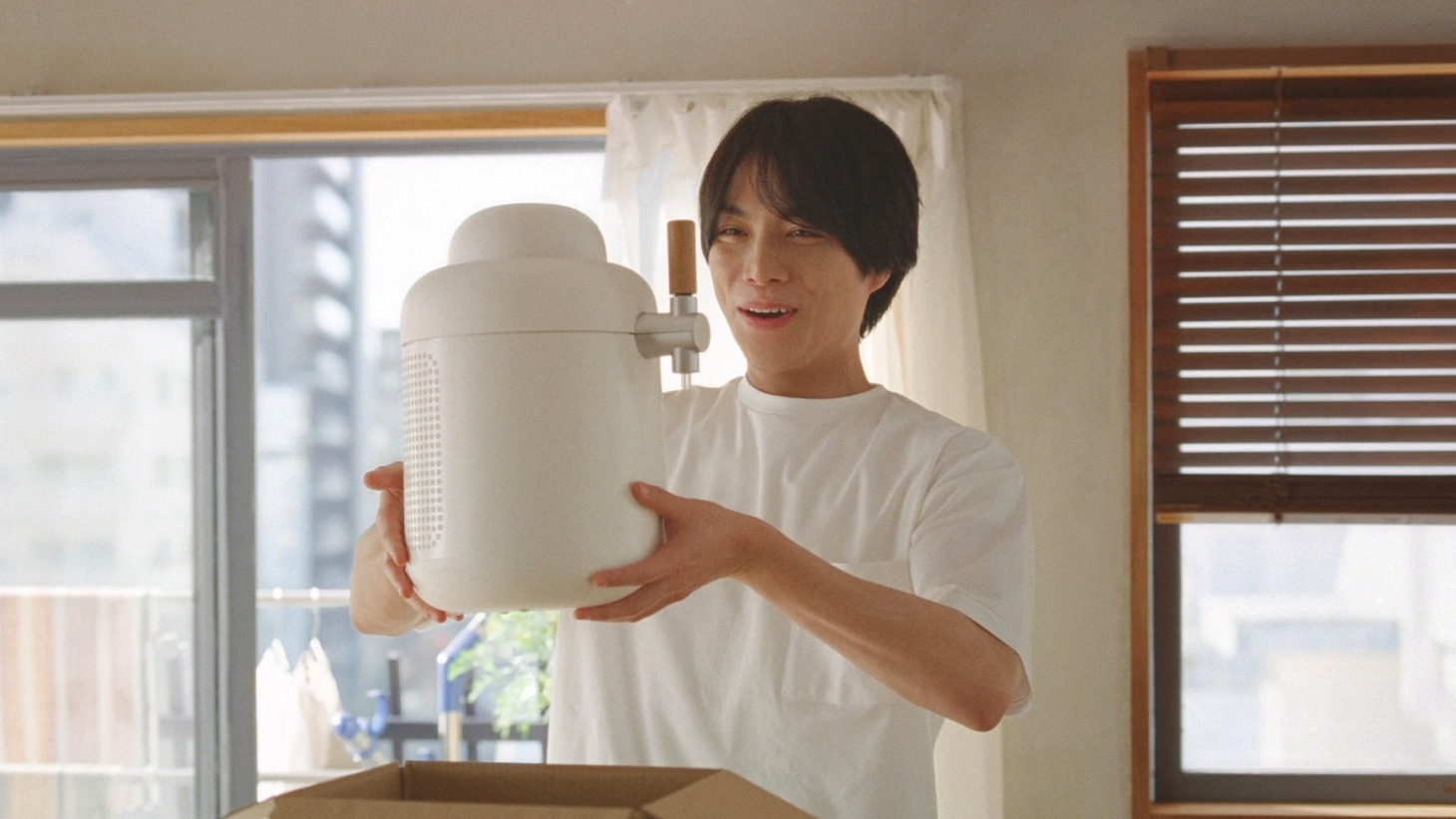 「キリン ホームタップ『ビールサーバーがある夏 後篇 15秒』」より。 　