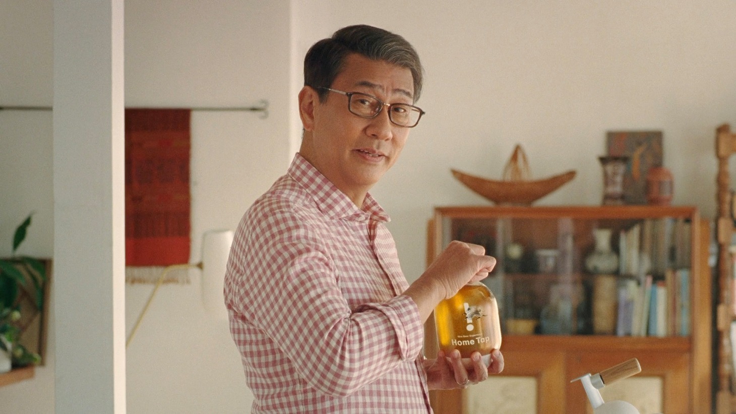 「キリン ホームタップ『ビールサーバーがある夏 後篇 15秒』」より。 　