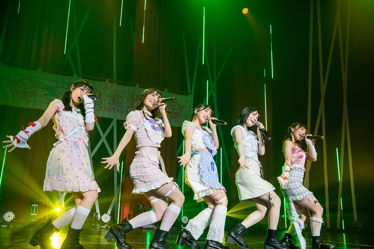 「サイコダイブ」を披露する中村朱里、鶴見萌、尾林結花、桐乃みゆ、神田ジュナ。