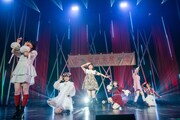 「クリスマス大作戦」を披露する大和明桜、原田珠々華、岡田彩夢、蛭田愛梨、神田ジュナ、山崎夏菜。