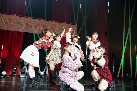 「クリスマス大作戦」を披露する山崎夏菜、岡田彩夢、原田珠々華、大和明桜、神田ジュナ、蛭田愛梨。