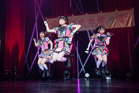 「女の子むてき宣言！」を披露する澤村光彩、川端優、栗原舞優。