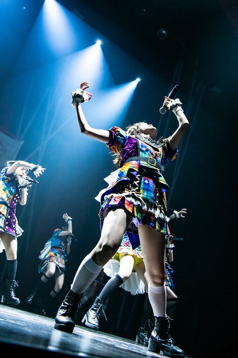 シャウトする鶴見萌。