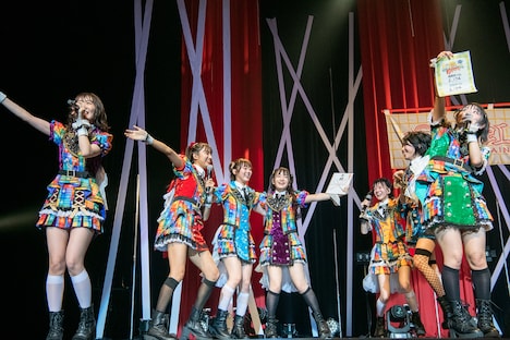 勝利を喜ぶ鶴見チーム。