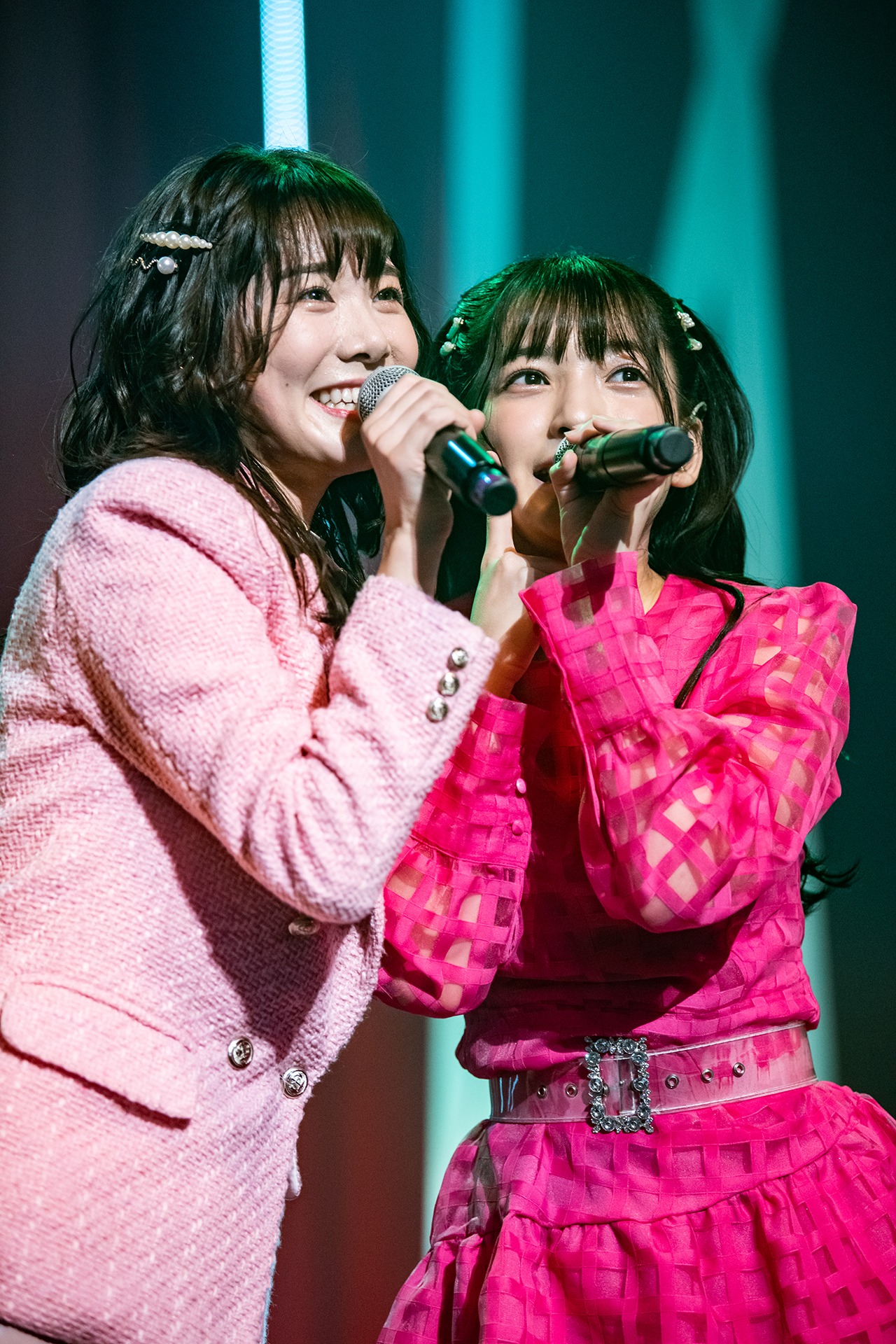 鶴見萌（左）と蛭田愛梨（右）。