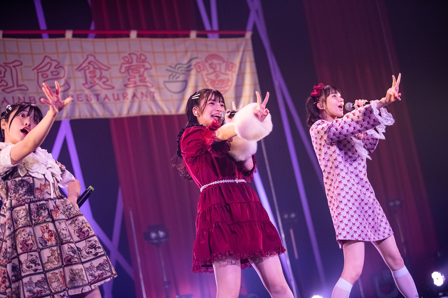 左から岡田彩夢、蛭田愛梨、神田ジュナ。
