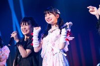 的場華鈴（左）と中村朱里（右）。