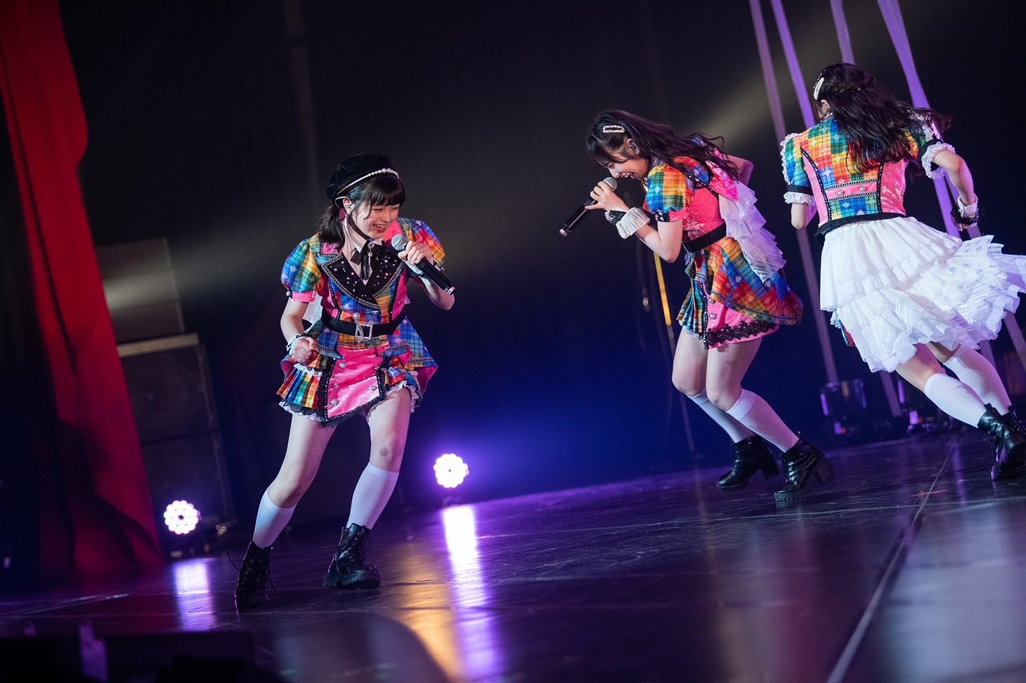 「女の子むてき宣言！」を披露する川端優、栗原舞優、澤村光彩。