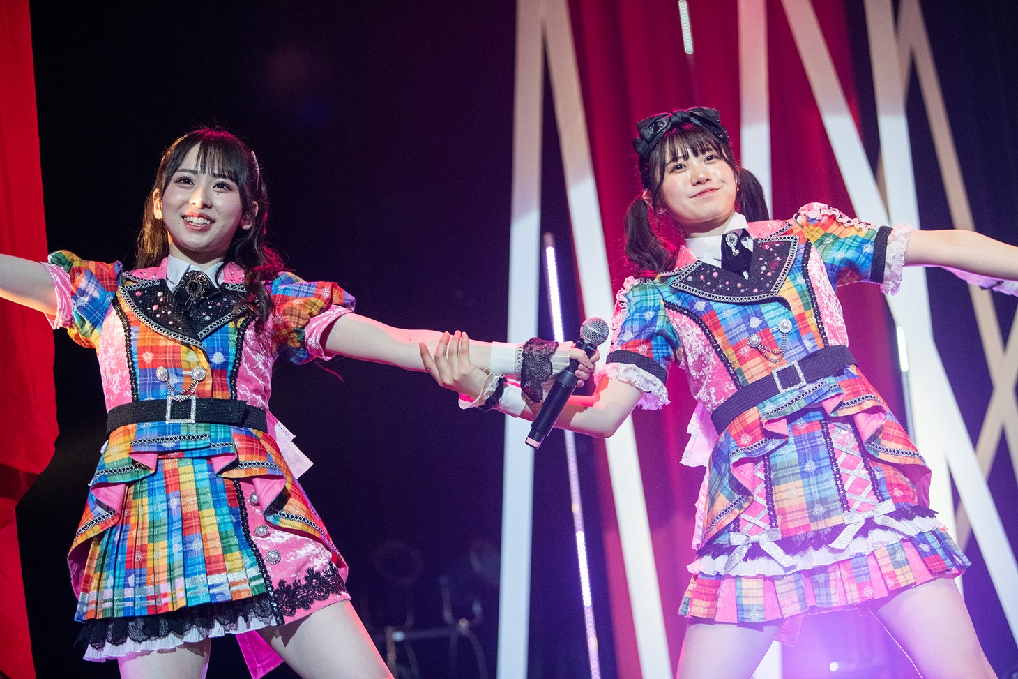 栗原舞優（左）と原田珠々華（右）。