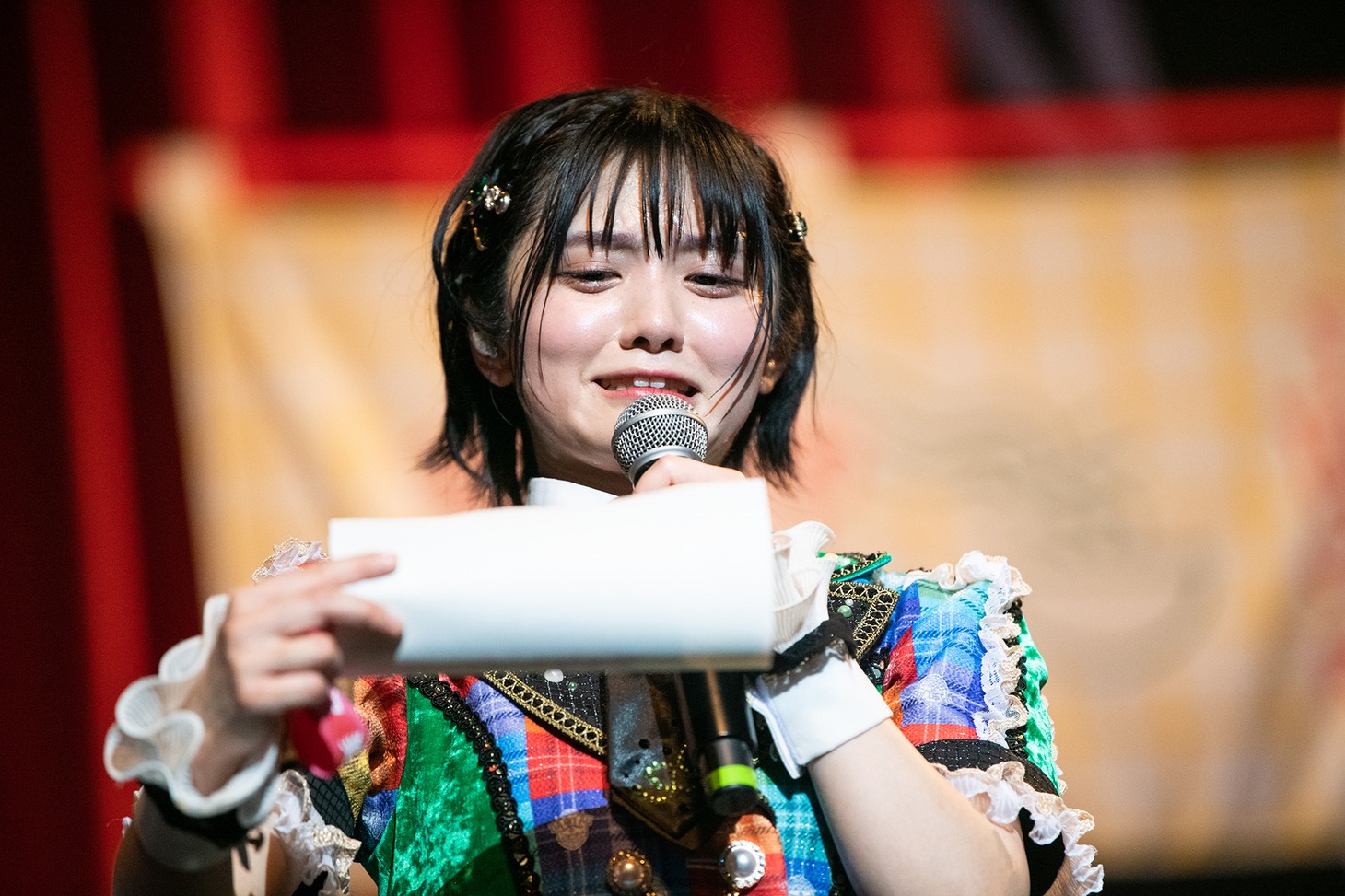 恐る恐る優勝チーム発表の結果を確認する岡田彩夢。