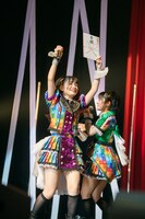 目録を手に大喜びの蛭田愛梨。