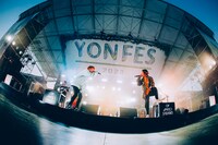 左から04 Limited SazabysのGEN（B, Vo）、Dragon AshのKj（Vo, G）。