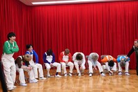 催眠術を体験する超特急。