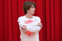 風船を抱くタカシ。